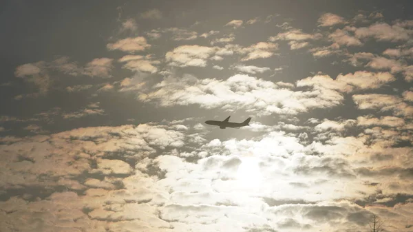 Ein Flugzeug Fliegt Den Himmel Des Sonnenuntergangs Mit Den Bunten — Stockfoto
