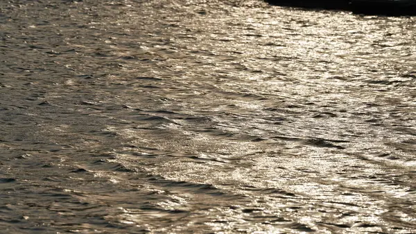 Vista Ondulada Superficie Del Agua Con Reflejo Luz Solar Puesta — Foto de Stock