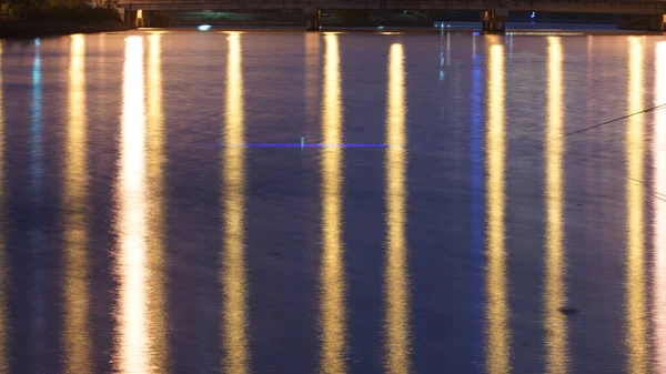 Die Schöne Nachtsicht Mit Dem Lichtreflex Wasser Des Flusses Der — Stockfoto