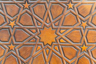 Geometrik desenler ve ahşap bir kapı.