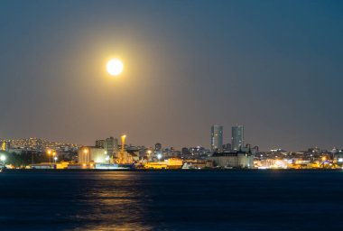 İstanbul 'da dolunay yükseliyor.