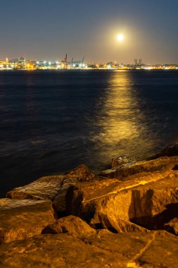 İstanbul 'da dolunay yükseliyor.