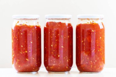 Cam kavanozlarda domates sosu