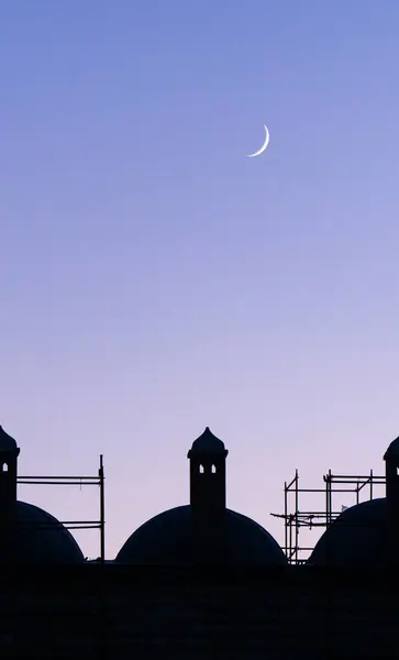 Hilal Sokak Lambası Fotoğrafı Ramazan Akşamı Hissi — Stok fotoğraf