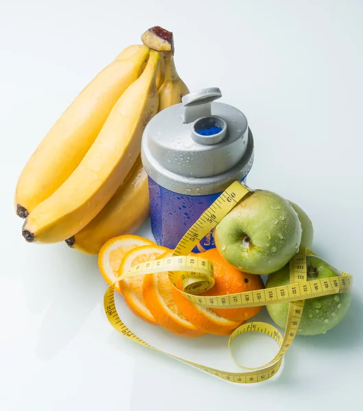 Blue Shaker und frische natürliche Früchte — Stockfoto