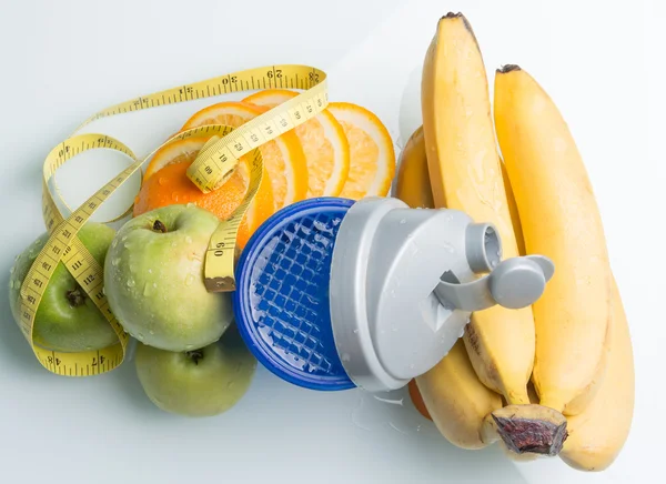 Blauer Shaker mit Wasser und frischen natürlichen Früchten — Stockfoto