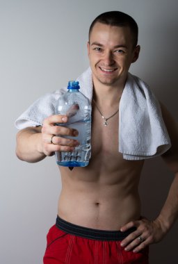 adam içki su sunuyor