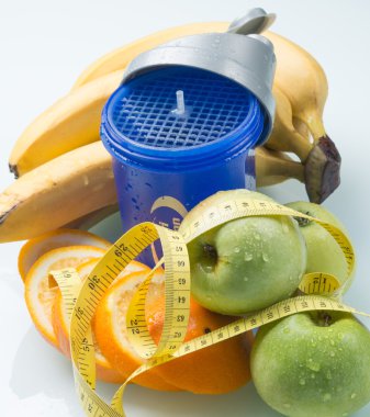 su ve taze meyve ile shaker