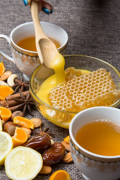 pasta ve hassas bir gül ile çay seti