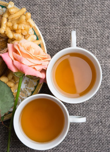Conjunto de chá com bolo e uma rosa delicada — Fotografia de Stock