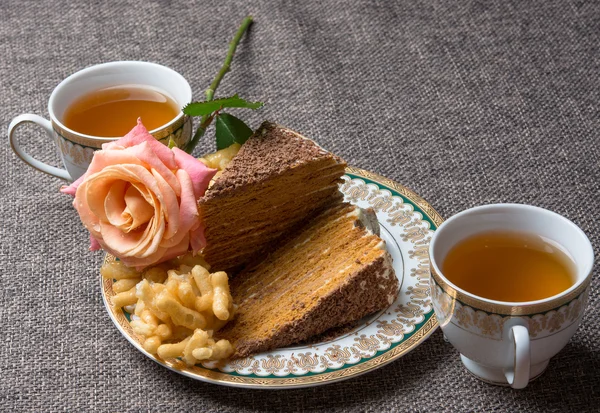 pasta ve hassas bir gül ile çay seti