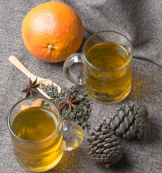 Two cups of hot green tea with orange — Stock Photo, Image