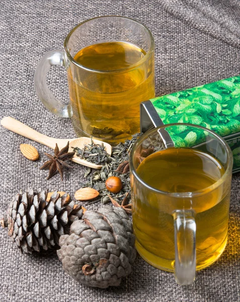 Duas xícaras de chá verde quente com laranja — Fotografia de Stock