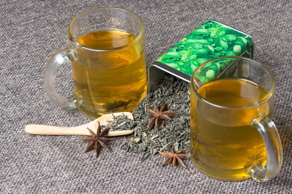 Duas xícaras de chá verde quente com laranja — Fotografia de Stock