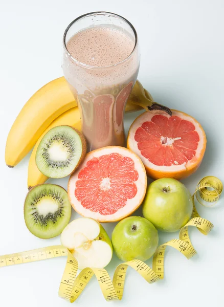 Proteinshake mit frischen, saftigen Früchten — Stockfoto