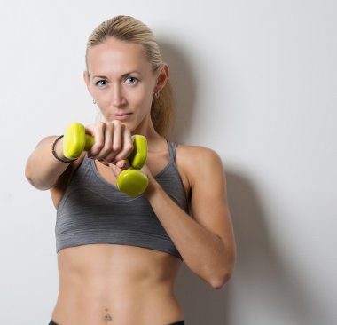 Kız dumbbells ile eğitim