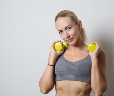 Kız dumbbells ile eğitim