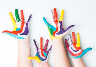 çocuklar ellerinde renkli boyalar