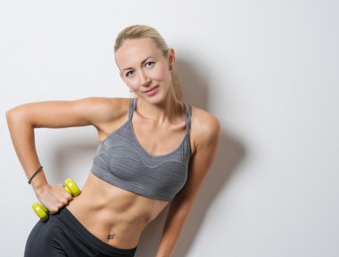 Kız dumbbells ile eğitim