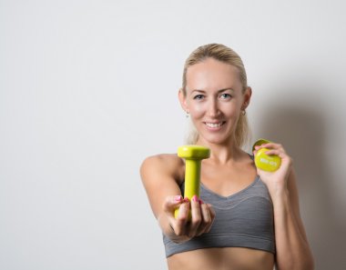 Kız dumbbells ile eğitim