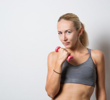 Kız dumbbells ile eğitim