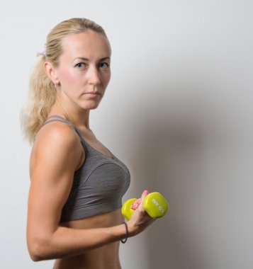 Kız dumbbells ile eğitim