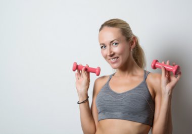 Kız dumbbells ile eğitim