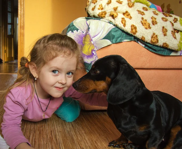 Klein meisje met hond — Stockfoto