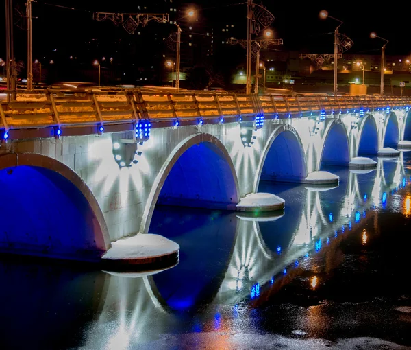 Řeka ve městě noci — Stock fotografie