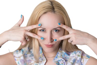 Güzel kız sarışın gözünü vurgulamaktadır