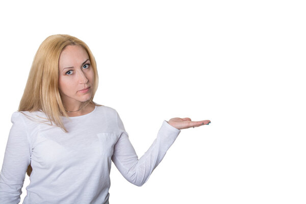 Девушка, предлагающая товар
