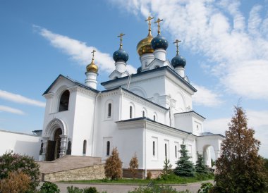 Güzel beyaz kilise güneş ışığı altında