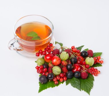 Sıcak siyah çay berry tabağı ile