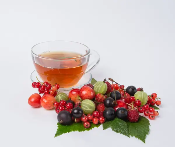 Berry ile tatlı siyah çay — Stok fotoğraf