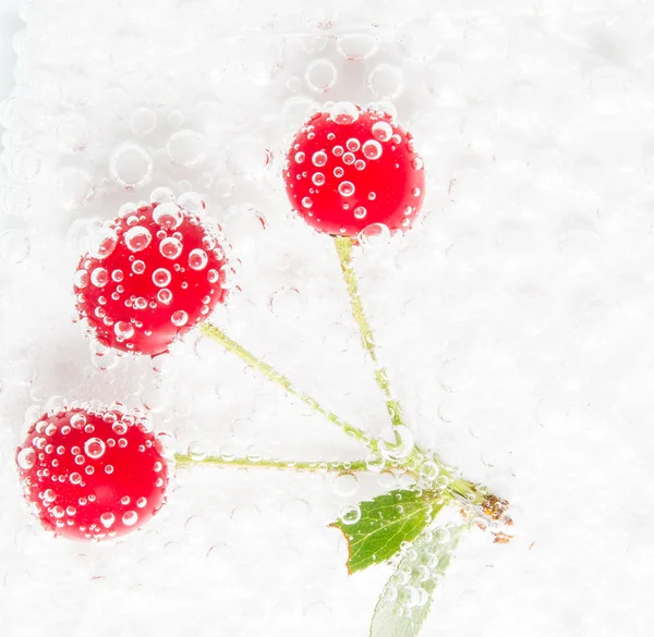 Cerejas em bolhas de água — Fotografia de Stock