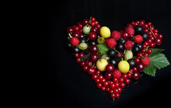 Frutos na forma de um símbolo de coração de amor — Fotografia de Stock