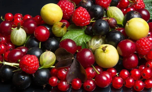 Frutas y bayas jugosas de verano —  Fotos de Stock