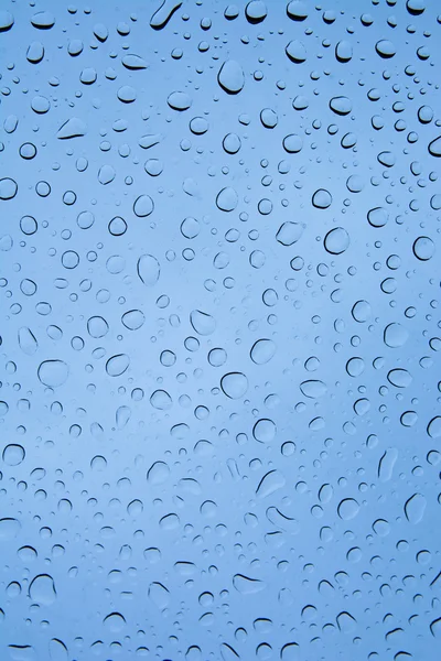 블루 유리에 큰 방울 — 스톡 사진