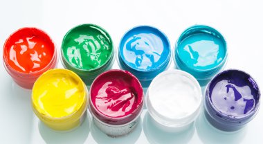 küçük renkli Akrilik boyalar kümesi