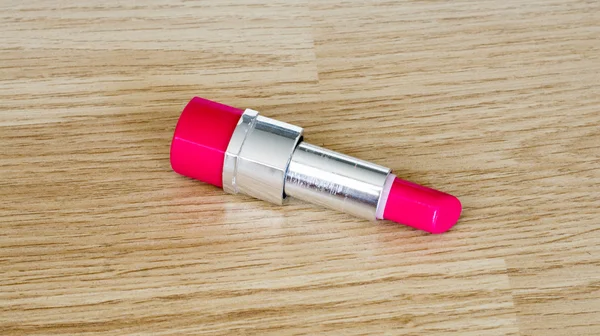 Rosa Lippenstift auf Holztisch — Stockfoto