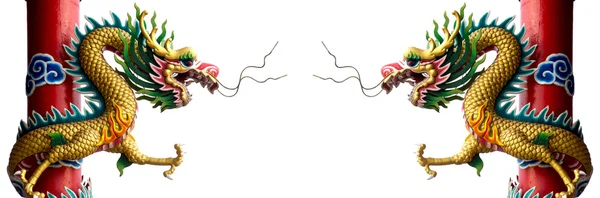 Dragão chinês dourado gêmeo Envolvido em torno do pólo vermelho no fundo branco isolado . — Fotografia de Stock