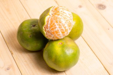 Ahşap arkaplanda portakal meyvesi