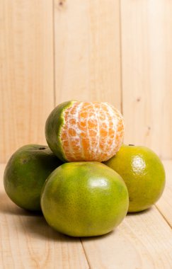 Ahşap arkaplanda portakal meyvesi