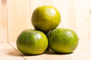 Ahşap arkaplanda portakal meyvesi