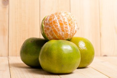 Ahşap arkaplanda portakal meyvesi