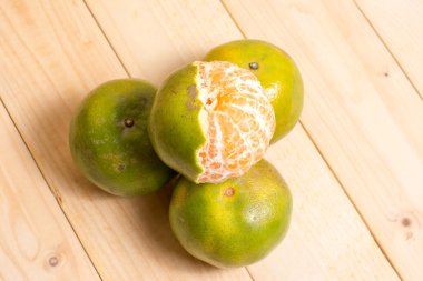 Ahşap arkaplanda portakal meyvesi