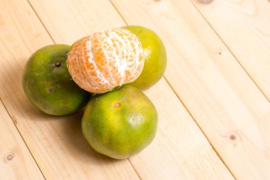 Ahşap arkaplanda portakal meyvesi