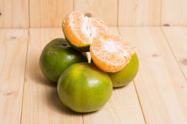 Ahşap arkaplanda portakal meyvesi