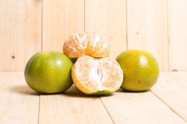 Ahşap arkaplanda portakal meyvesi