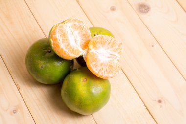 Ahşap arkaplanda portakal meyvesi